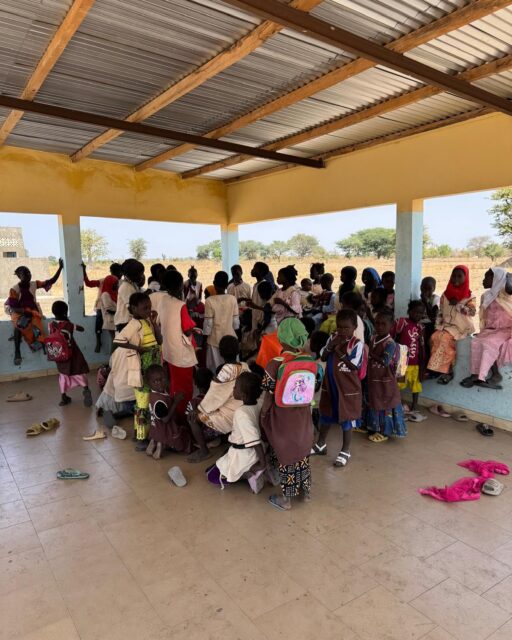 Les membres de l’association se sont rendus dans l’école de brousse de Ngolna, projet qui vise à assurer le repas de 137 enfants 2 fois par semaine. Un moment de joie et de partage !
#nianingsolidaire #ecoledebrousse #Ngolna