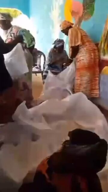 La maison de l’eau prend vie ☀️ ! Suite à la remise des clés, les femmes du village de Nianing Gorée ont pris possession des lieux, et après plusieurs réunions et l’achat des matériaux, la fabrication des teintures a commencé ! Bravo à elles !
Merci aux précédents et futurs donateurs
Nio Far
#association #nianing #solidaire #nianingsolidaire #maisondeleau #femmes #teintures #remisedesclés