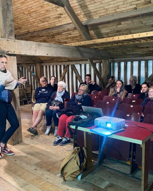 Ce week-end a eu lieu l’assemblée générale de l’Association Nianing Solidaire. ☀️
Tous les participants ont pu débattre et s’exprimer sur les réalisations 2024 et les projets 2025.
Cette réunion est marquée par le départ du bureau de Caroline et Thierry, après de nombreuses années de dévouement et d’efficacité dans leurs rôles de secrétaire et de trésorier. Nous les remercions grandement.
L’association remercie également la famille Lair qui a reçu les adhérents ainsi que notre cuisinière d’un soir et sa recette du poulet sénégalais.
Nous remercions enfin toutes les personnes qui ont fait le déplacement et qui ont participé à cette belle journée.
Notre nouveau bureau est composé de Stéphane en qualité de président, Emmanuelle et Alice en qualité de secrétaire et Jean-Michel en qualité de trésorier. 🇸🇳