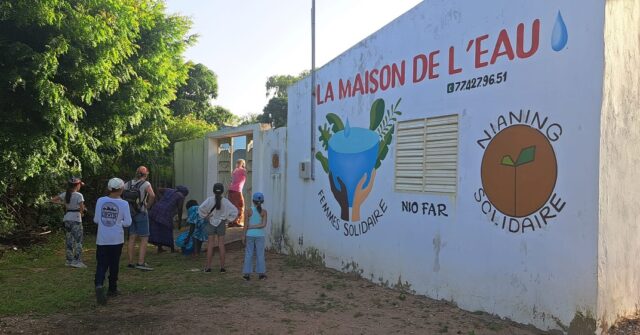 Quelques nouvelles de Nianing (partie 1) : une équipe d’adhérents s’est rendu pendant les vacances au Sénégal et nous donnent des nouvelles des projets.
Au programme, visite de la maison de l’eau et vérification que les derniers travaux avancent bien. Les femmes du village se sont totalement approprié les lieux et y fabriquent du savon et colorent les tissus pour les revendre sur le marché ! Un vrai plaisir pour les adhérents de rencontrer ces femmes dans leur travail ☀️
#femmes #maisondeleau #sénégal #nianing #savon #fabrication