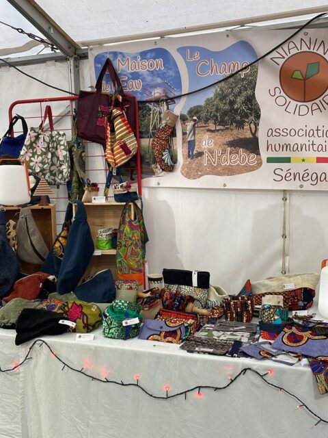 🎄 Marché de Noël d’Elven : un grand merci !
L’association Nianing Solidaire remercie chaleureusement toutes les personnes qui sont passées nous rencontrer sur notre stand lors du Marché de Noël d’Elven.
Un immense merci également à nos talentueuses couturières pour leur travail de grande qualité. Grâce à elles, nous pouvons continuer à proposer des créations uniques au profit de nos actions solidaires.
Il reste quelques créations si vous nous avez manqué lors de ce beau week-end ! N’hésitez pas à nous contacter !
👏 Merci à toutes et à tous pour votre soutien et votre générosité ! ☀️