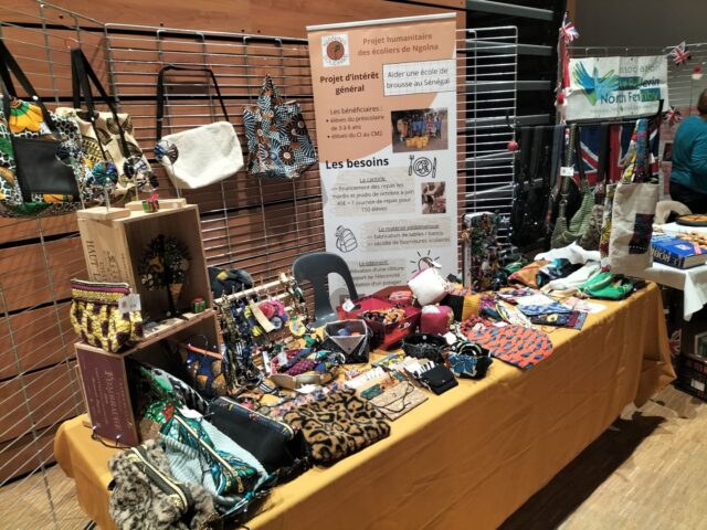 Retour en images sur le marché de Noël au Pellerin (44). Nous étions ravis de pouvoir vous rencontrer autour de ce stand ! 🎄
Prochaine date de vente pour nos couturières nantaises : marché de Noël de Cordemais, le 21 décembre ! Nous vous y attendons encore nombreux pour vos cadeaux solidaires 🧑‍🎄