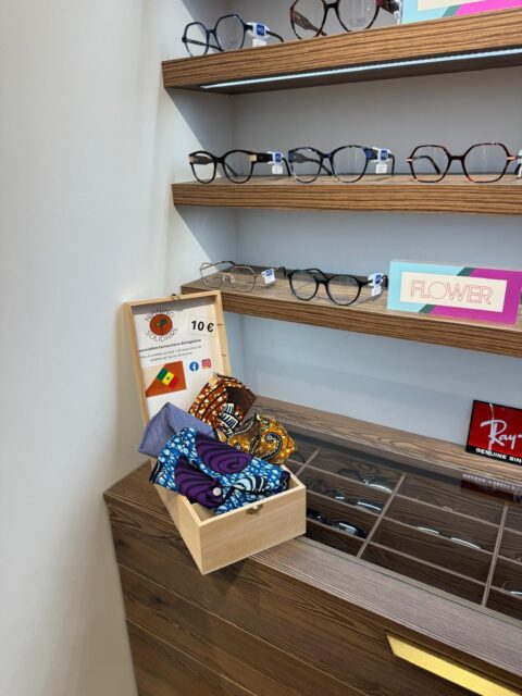 Un grand merci à Atol opticien à Auray @atol.mon.opticien.auray pour son soutien à l’association dans le cadre de la vente d’étuis à lunettes au profit du projet de la maison de l’eau pour l’association des femmes de Nianing !