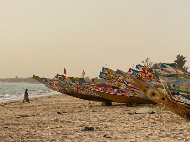 Emmanuelle et Alice sont arrivées à Nianing ! Elles ont pour objectif, lors de leur séjour, d’assurer le suivi du projet de la maison de l’eau, notamment organiser la réfection de la toiture et le raccordement électrique, et échanger avec les femmes sur leur activité au sein de ce lieu.
Elles doivent également s’occuper du projet de l’école Ngolna et vont organiser la livraison des denrées alimentaires pour les écoliers ☀️