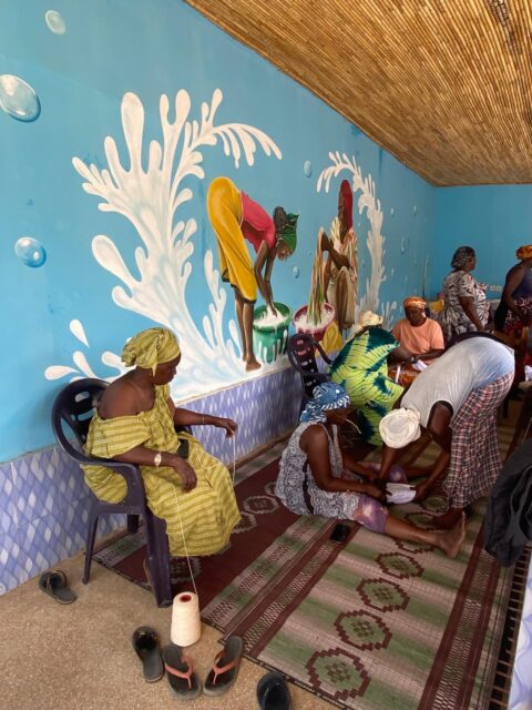 Après la période plus calme du carême et du ramadan, l’activité des femmes a repris au sein de la maison de l’eau. ☀️
Le processus de teinture consiste à rouler et ficeler les tissus de différentes façons afin de créer une multitude de motifs 🎨