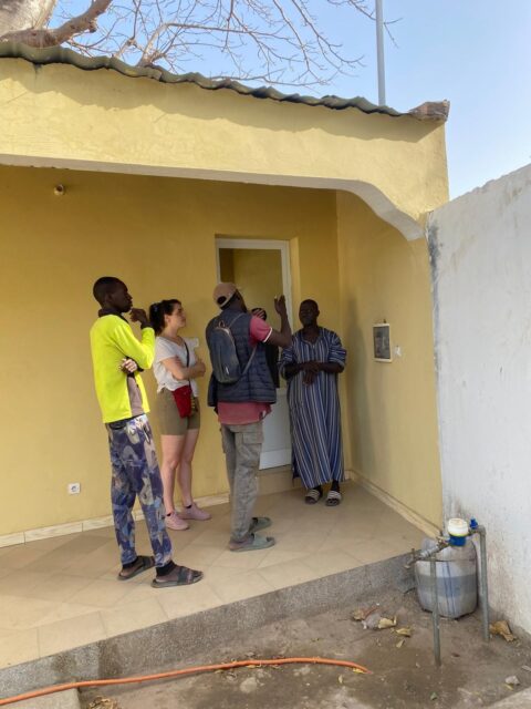 Suite au devis établi lors du voyage de Céline et David en février, une rencontre a eu lieu avec le menuisier Demba Diop afin d’organiser les travaux. Les matériaux nécessaires ont été achetés pour remplacer les lambourdes et la tôle du toit de la Maison de l’Eau, endommagé par la chute de fruits de baobab.
Par ailleurs, l’installation électrique a été contrôlée par Hassan en vue du passage du Consuel prévu dans les prochains jours…